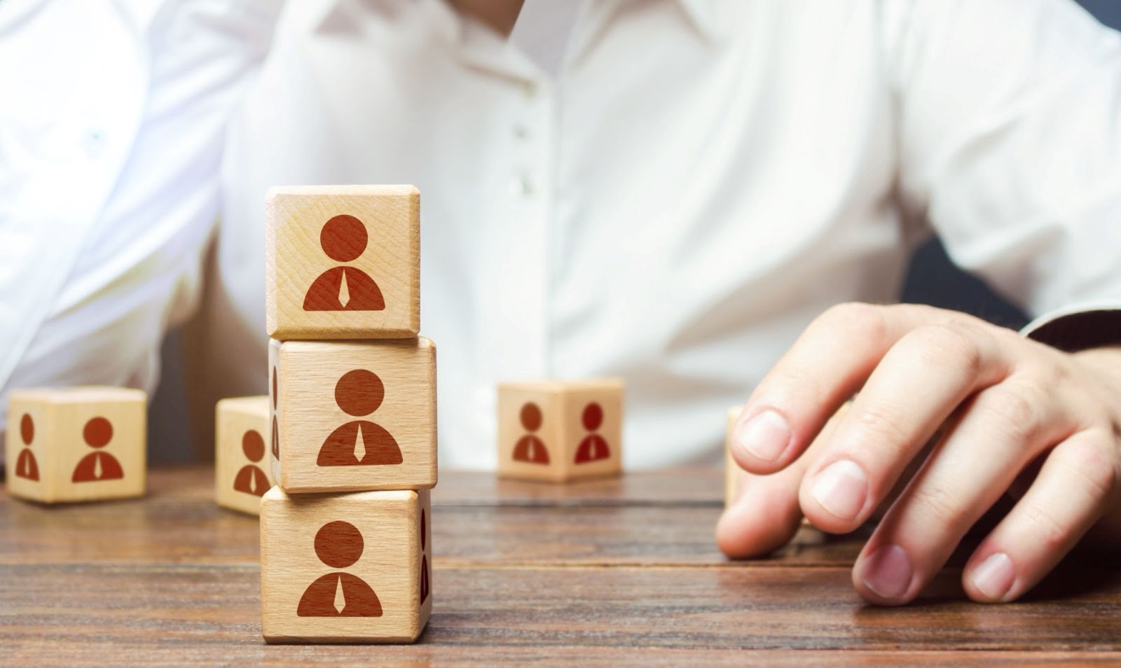 Chasseur de têtes vs Recruteur : Les Différences Que Les Employeurs Doivent Connaître